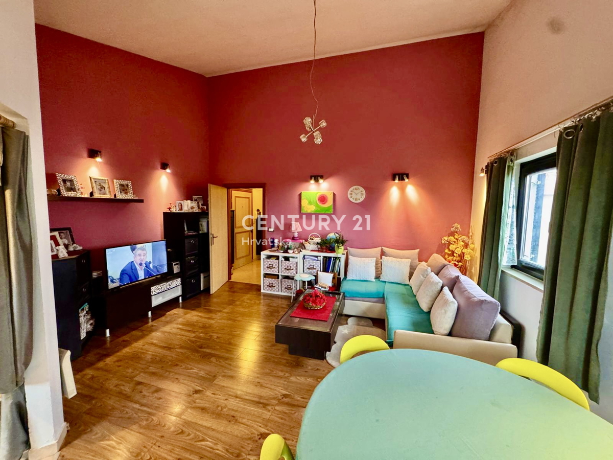 POREČ, DVOSOBNO STANOVANJE S POGLEDOM NA MORJE, SAMO 1,5 KM OD MESTA