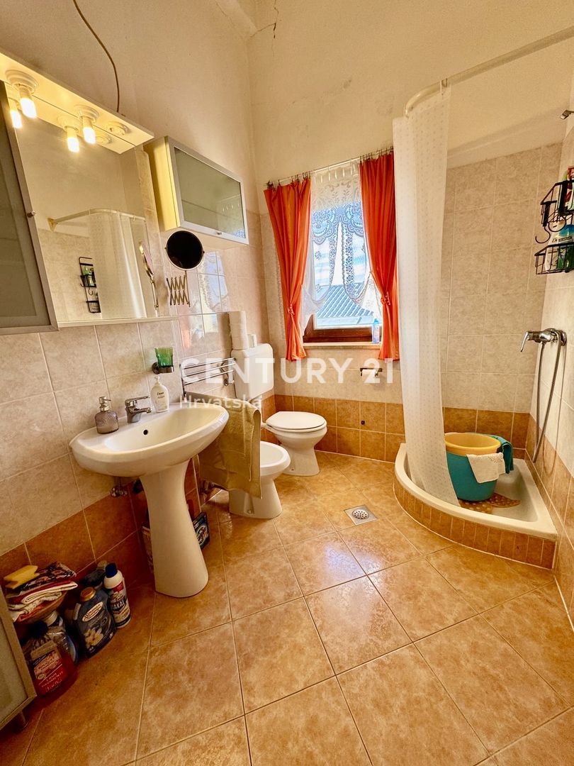 POREČ, DVOSOBNO STANOVANJE S POGLEDOM NA MORJE, SAMO 1,5 KM OD MESTA