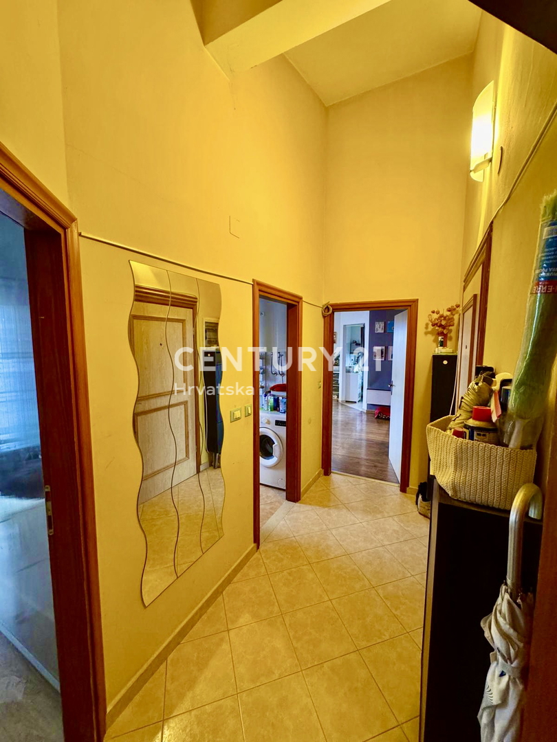 POREČ, DVOSOBNO STANOVANJE S POGLEDOM NA MORJE, SAMO 1,5 KM OD MESTA