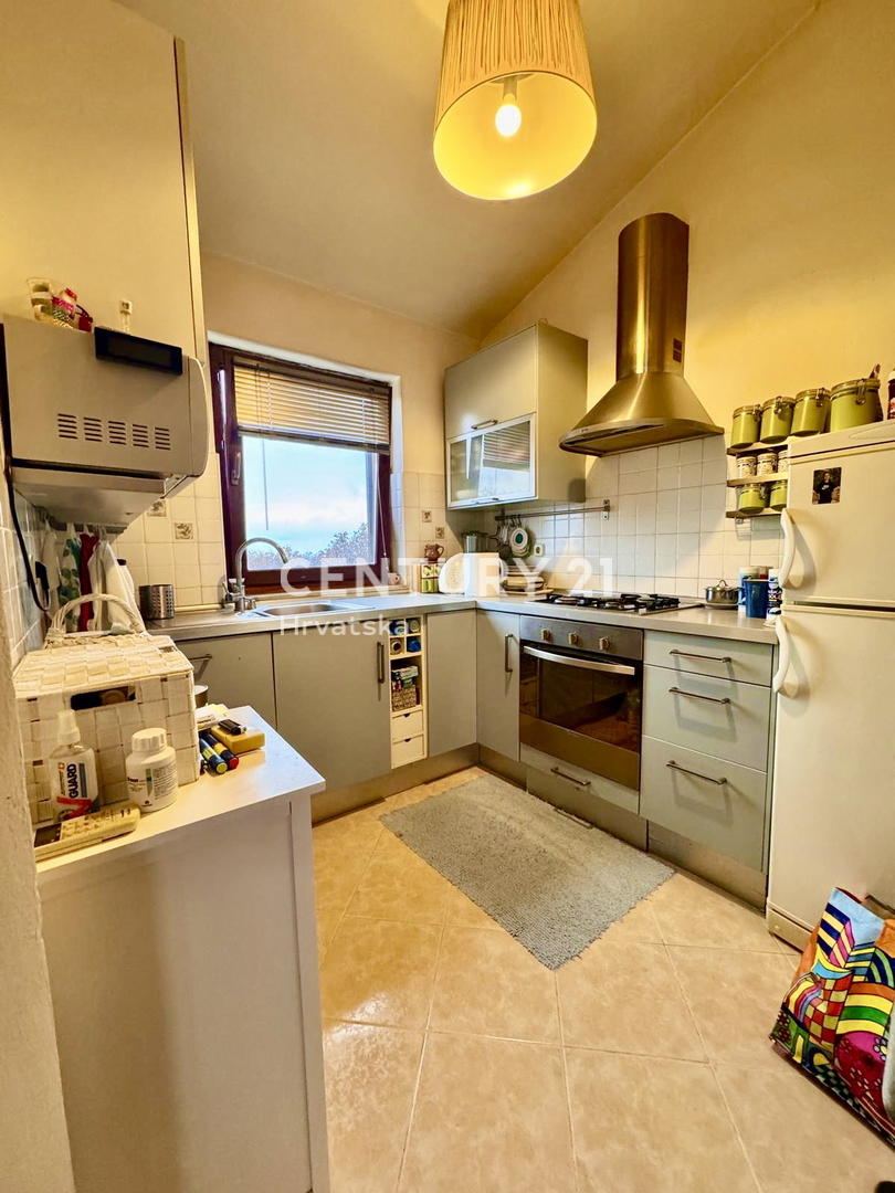 POREČ, DVOSOBNO STANOVANJE S POGLEDOM NA MORJE, SAMO 1,5 KM OD MESTA