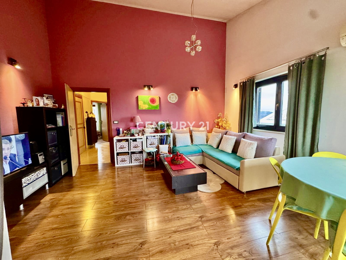 POREČ, DVOSOBNO STANOVANJE S POGLEDOM NA MORJE, SAMO 1,5 KM OD MESTA