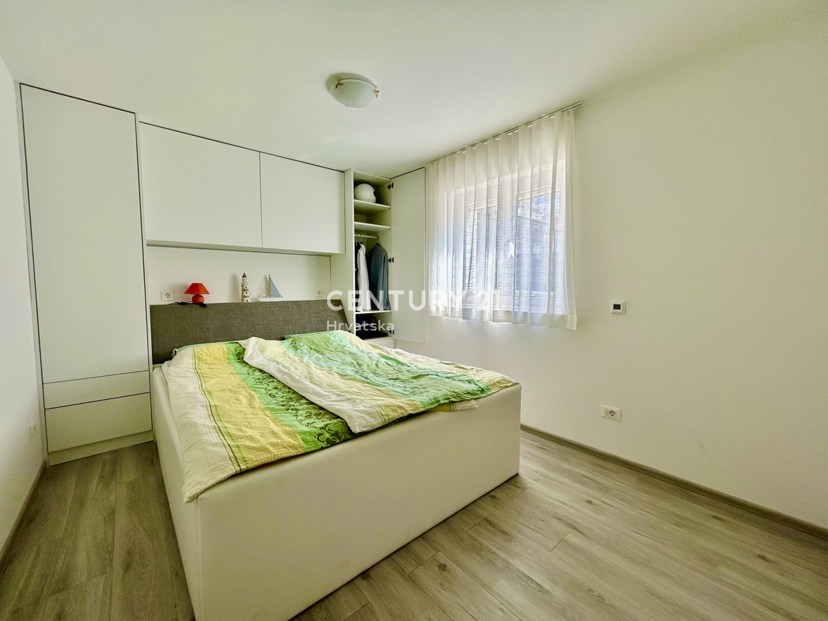 UMAG, OKOLICA, STANOVANJE V PRIZEMLJU LE 150 METROV OD PLAŽE IN MORJA