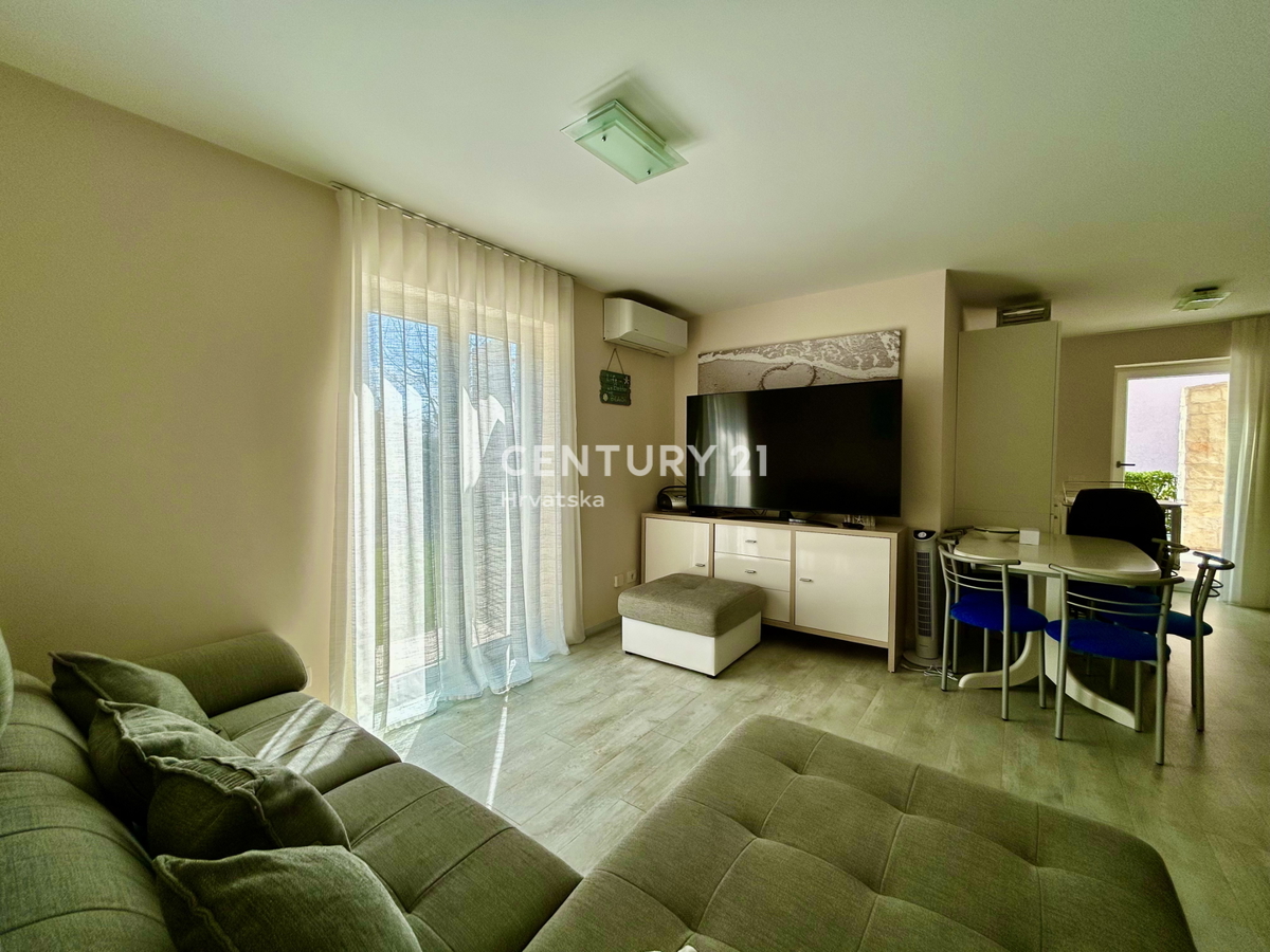 UMAG, OKOLICA, STANOVANJE V PRIZEMLJU LE 150 METROV OD PLAŽE IN MORJA