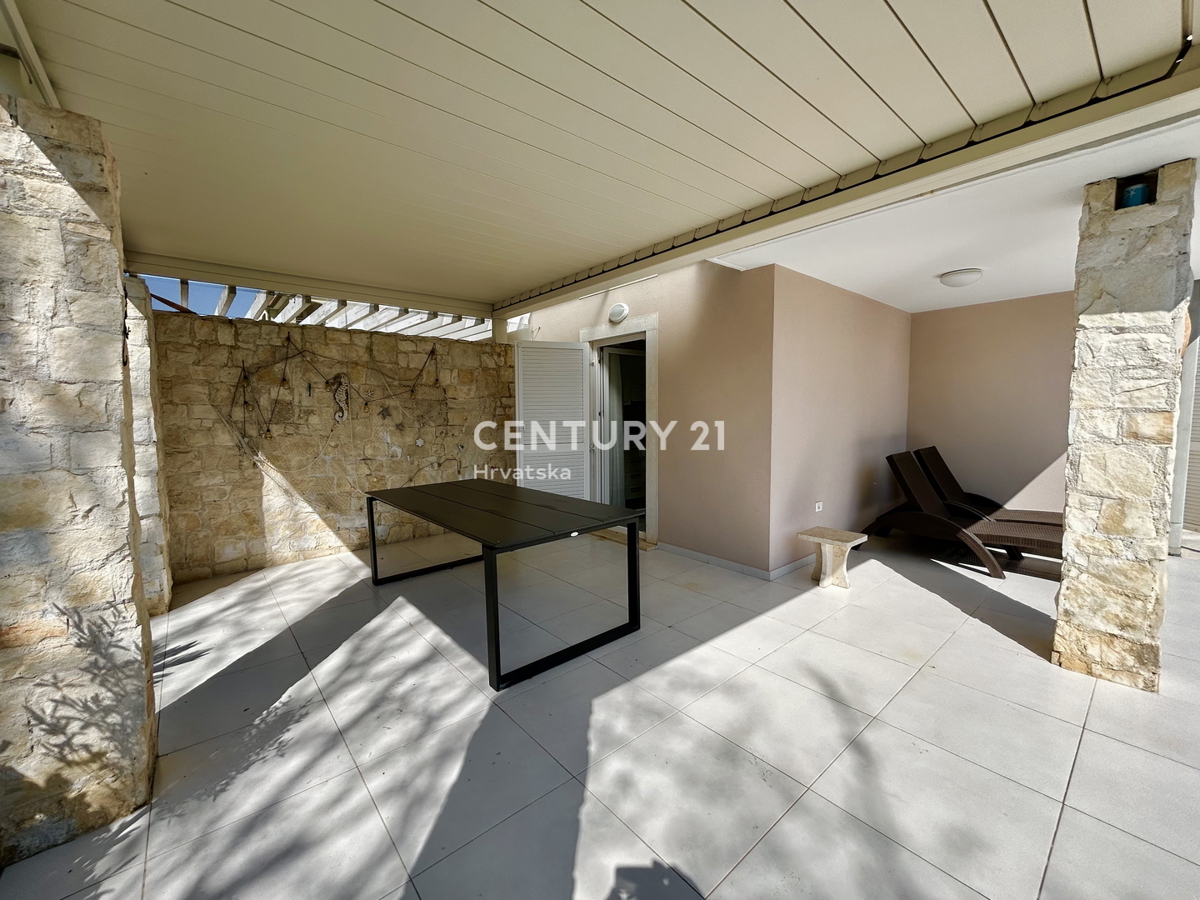 UMAG, OKOLICA, STANOVANJE V PRIZEMLJU LE 150 METROV OD PLAŽE IN MORJA