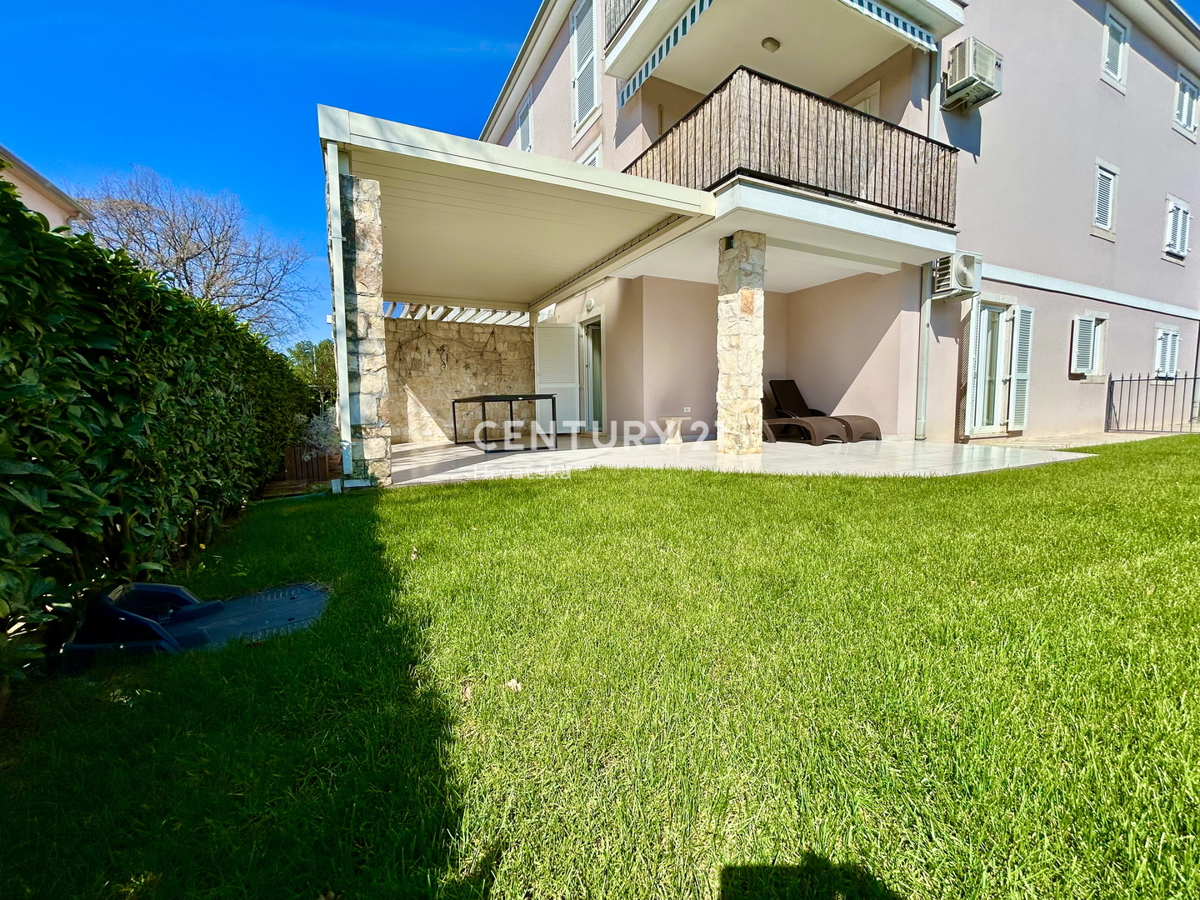 UMAG, OKOLICA, STANOVANJE V PRIZEMLJU LE 150 METROV OD PLAŽE IN MORJA