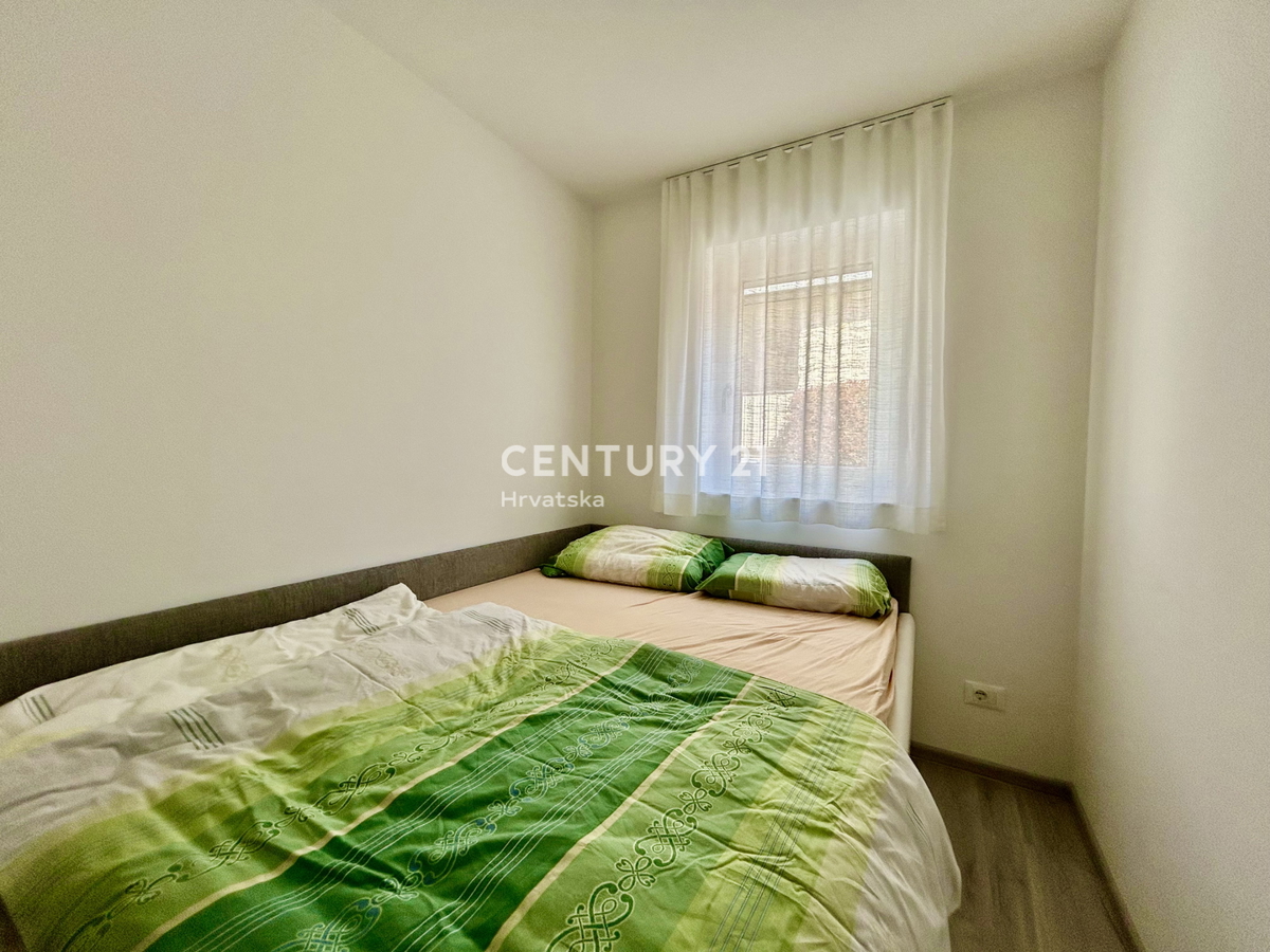 UMAG, OKOLICA, STANOVANJE V PRIZEMLJU LE 150 METROV OD PLAŽE IN MORJA