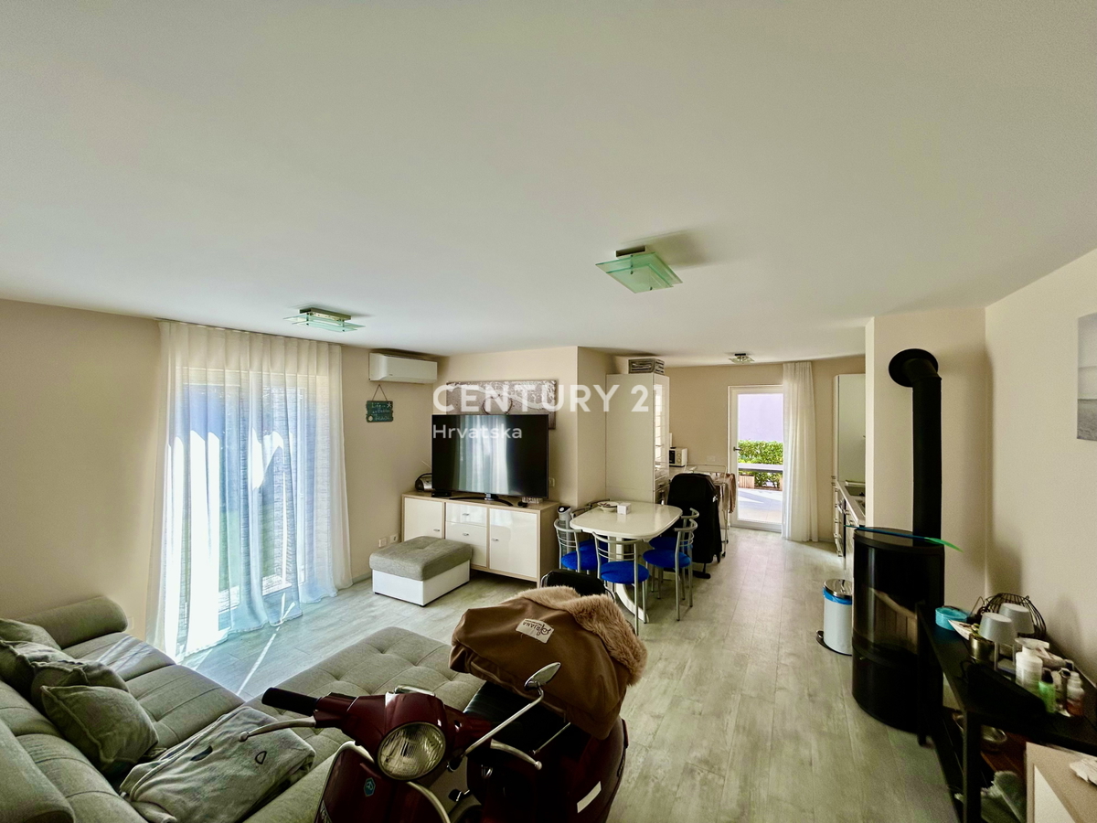 UMAG, OKOLICA, STANOVANJE V PRIZEMLJU LE 150 METROV OD PLAŽE IN MORJA