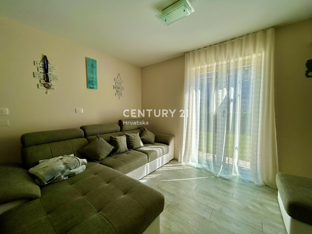 UMAG, OKOLICA, STANOVANJE V PRIZEMLJU LE 150 METROV OD PLAŽE IN MORJA