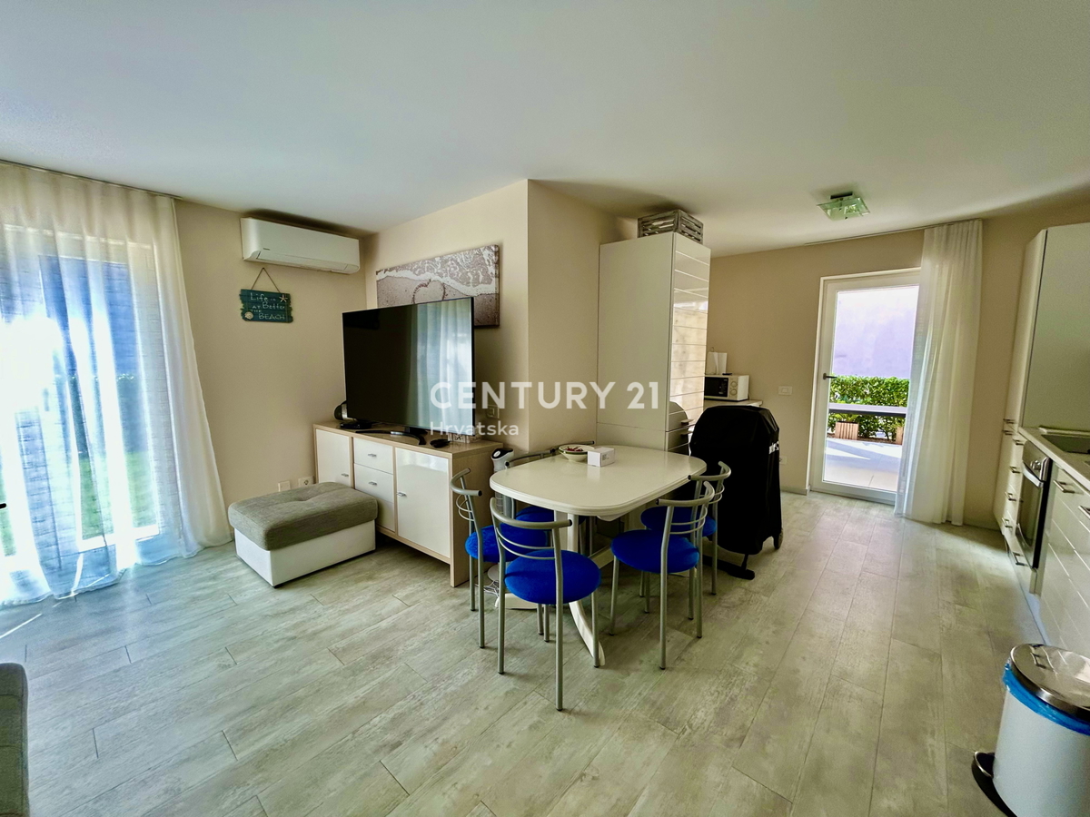 UMAG, OKOLICA, STANOVANJE V PRIZEMLJU LE 150 METROV OD PLAŽE IN MORJA