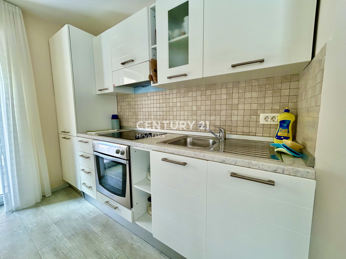 UMAG, OKOLICA, STANOVANJE V PRIZEMLJU LE 150 METROV OD PLAŽE IN MORJA