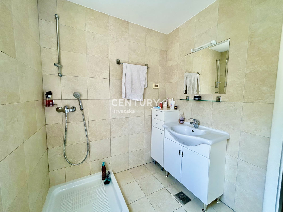 UMAG, OKOLICA, STANOVANJE V PRIZEMLJU LE 150 METROV OD PLAŽE IN MORJA