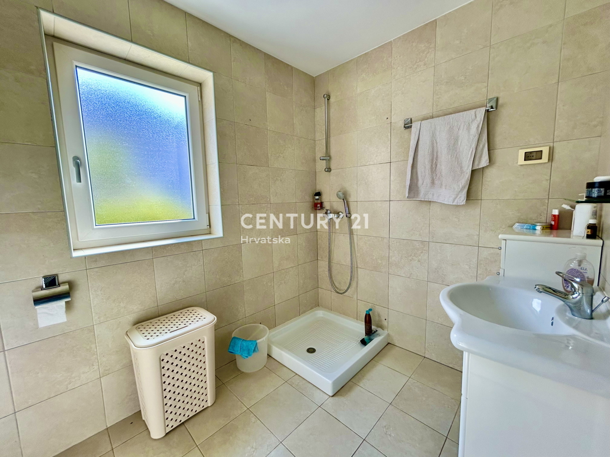 UMAG, OKOLICA, STANOVANJE V PRIZEMLJU LE 150 METROV OD PLAŽE IN MORJA