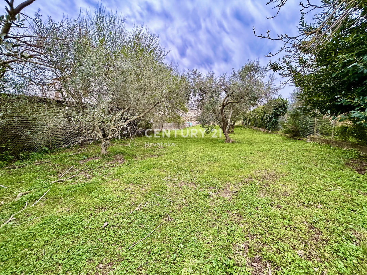 UMAG, GRADBENO ZEMLJIŠČE SAMO 1,5 KM OD MORJA