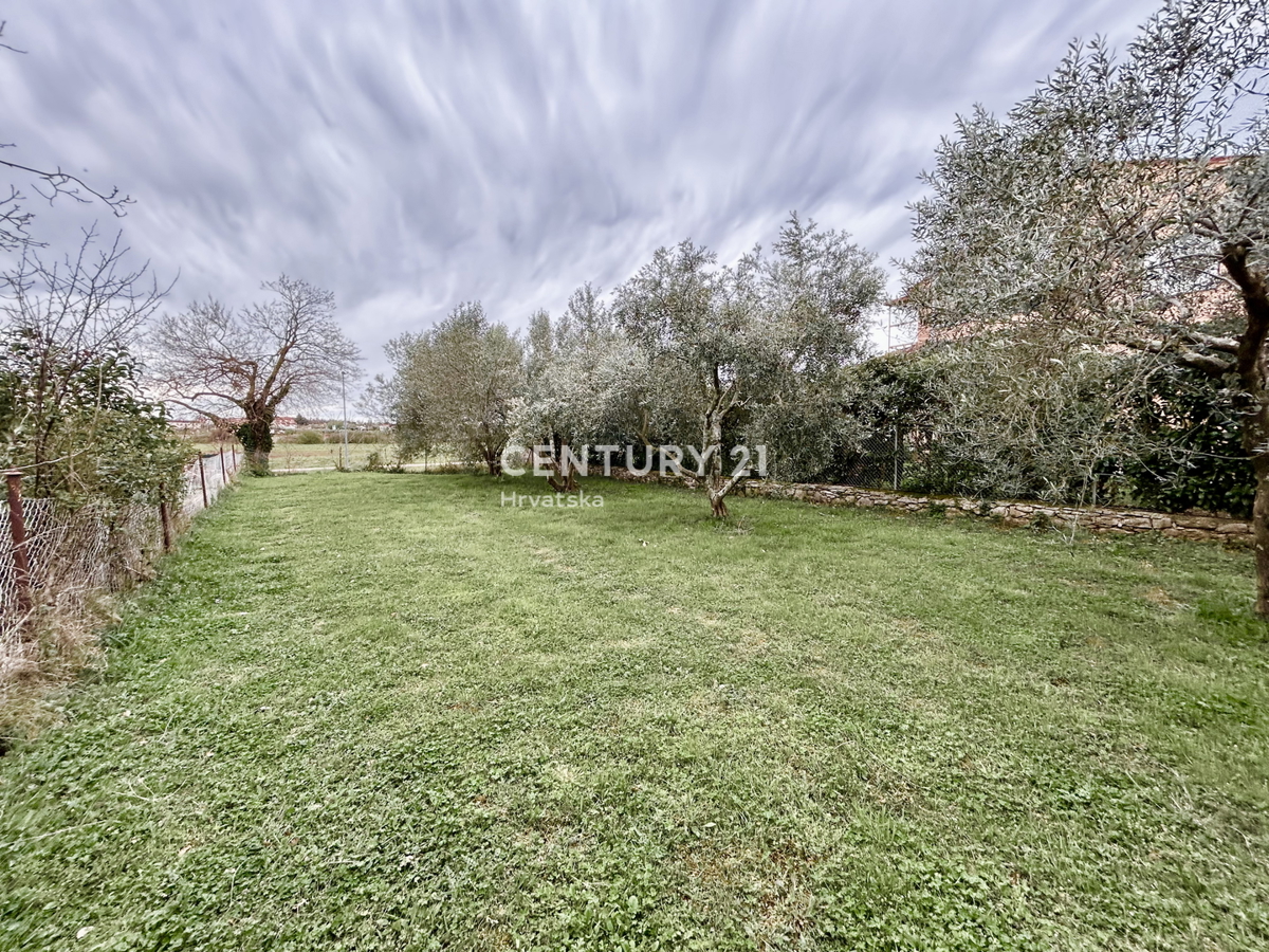 UMAG, GRADBENO ZEMLJIŠČE SAMO 1,5 KM OD MORJA