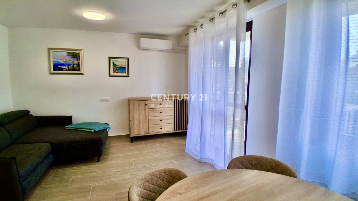 POREČ, ČERVAR PORAT, RENOVIRAN APARTMA SAMO 150 METROV OD PLAŽE