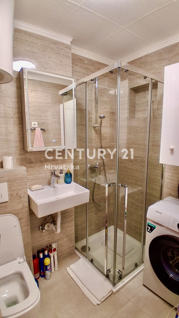 POREČ, ČERVAR PORAT, RENOVIRAN APARTMA SAMO 150 METROV OD PLAŽE