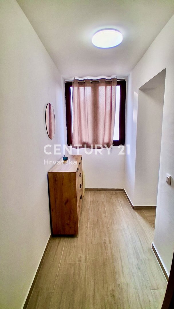 POREČ, ČERVAR PORAT, RENOVIRAN APARTMA SAMO 150 METROV OD PLAŽE