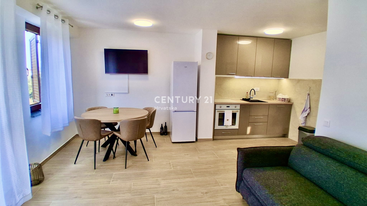 POREČ, ČERVAR PORAT, RENOVIRAN APARTMA SAMO 150 METROV OD PLAŽE