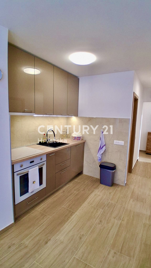 POREČ, ČERVAR PORAT, RENOVIRAN APARTMA SAMO 150 METROV OD PLAŽE