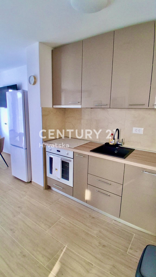 POREČ, ČERVAR PORAT, RENOVIRAN APARTMA SAMO 150 METROV OD PLAŽE