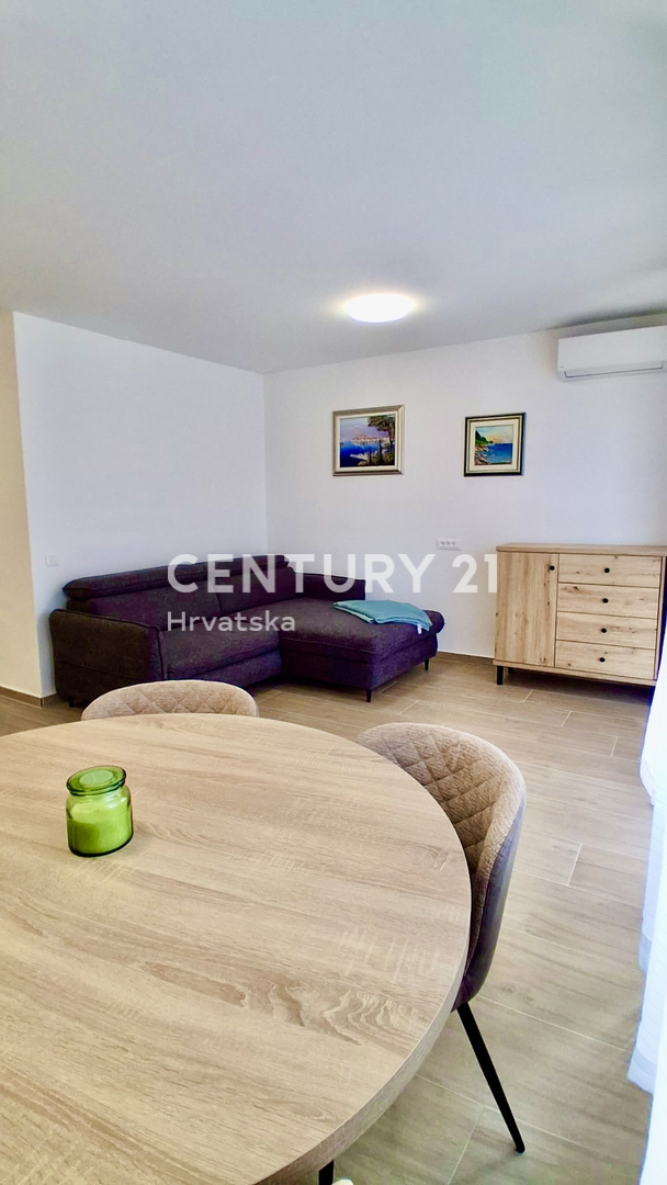 POREČ, ČERVAR PORAT, RENOVIRAN APARTMA SAMO 150 METROV OD PLAŽE