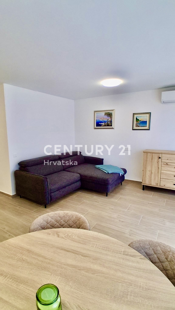 POREČ, ČERVAR PORAT, RENOVIRAN APARTMA SAMO 150 METROV OD PLAŽE