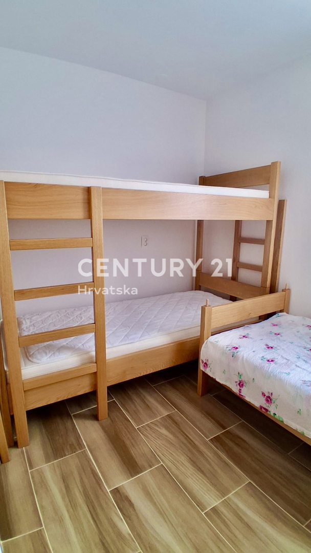 POREČ, ČERVAR PORAT, RENOVIRAN APARTMA SAMO 150 METROV OD PLAŽE