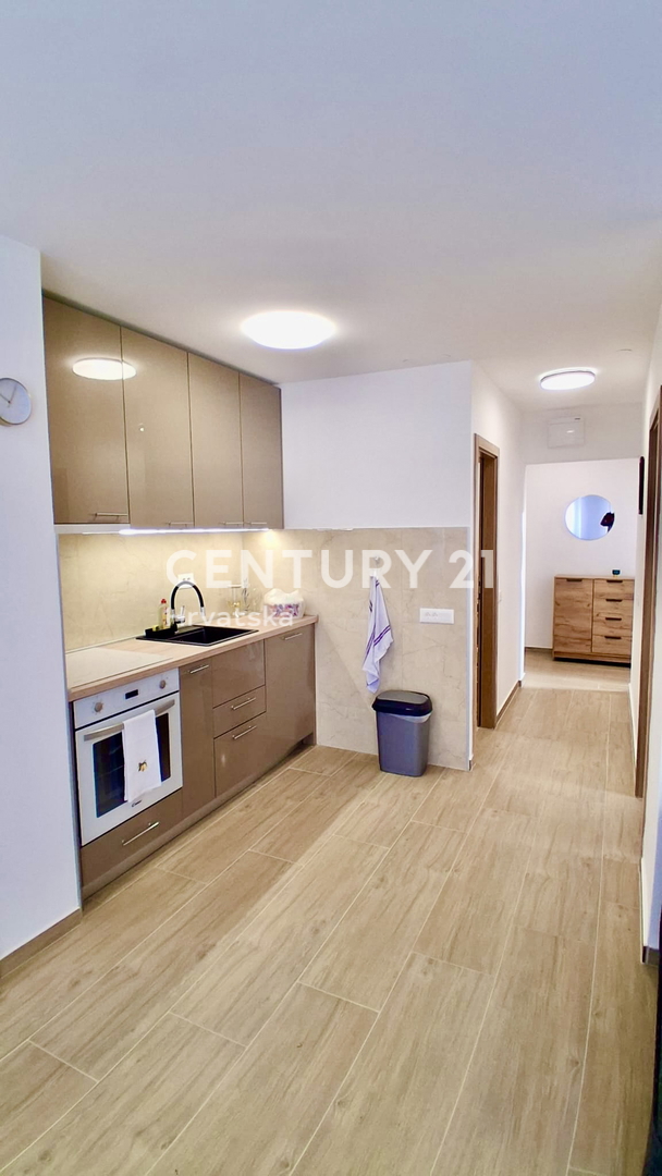 POREČ, ČERVAR PORAT, RENOVIRAN APARTMA SAMO 150 METROV OD PLAŽE