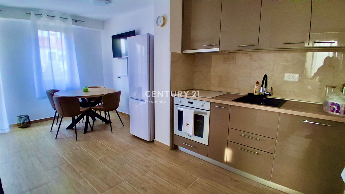 POREČ, ČERVAR PORAT, RENOVIRAN APARTMA SAMO 150 METROV OD PLAŽE