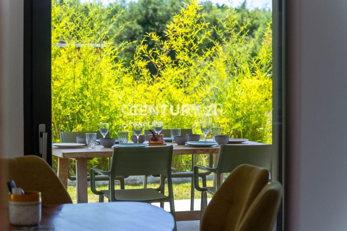 TAR, VABRIGA, ROMANTIČNA HIŠA MODERNEGA DIZAJNA, MORJE 1 KM