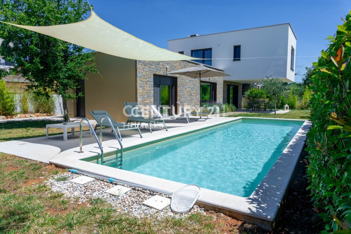 TAR, VABRIGA, ROMANTIČNA HIŠA MODERNEGA DIZAJNA, MORJE 1 KM