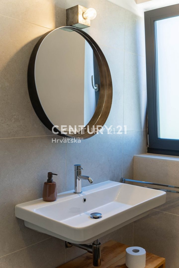 TAR, VABRIGA, ROMANTIČNA HIŠA MODERNEGA DIZAJNA, MORJE 1 KM