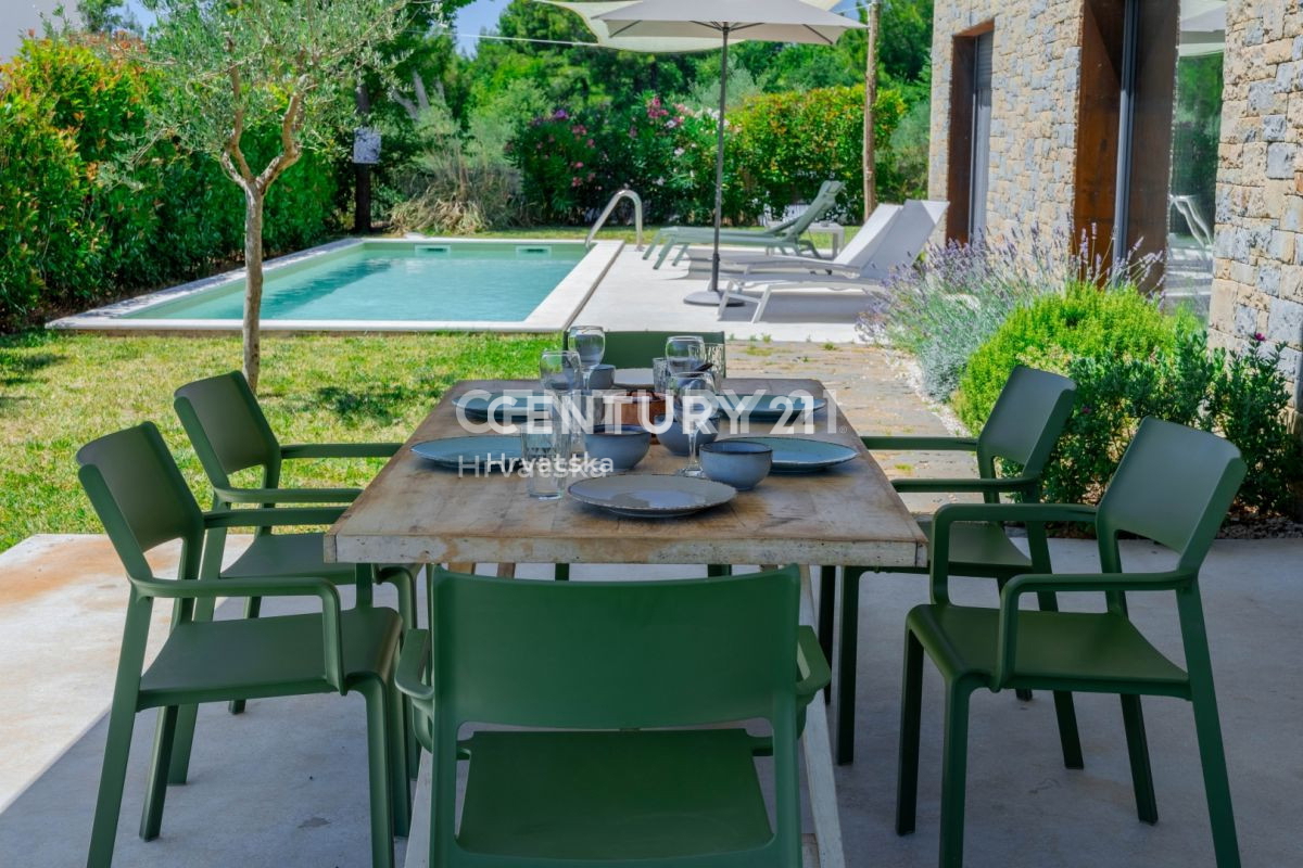 TAR, VABRIGA, ROMANTIČNA HIŠA MODERNEGA DIZAJNA, MORJE 1 KM