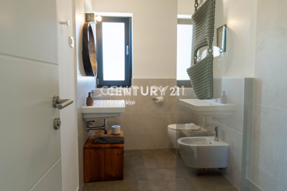 TAR, VABRIGA, ROMANTIČNA HIŠA MODERNEGA DIZAJNA, MORJE 1 KM