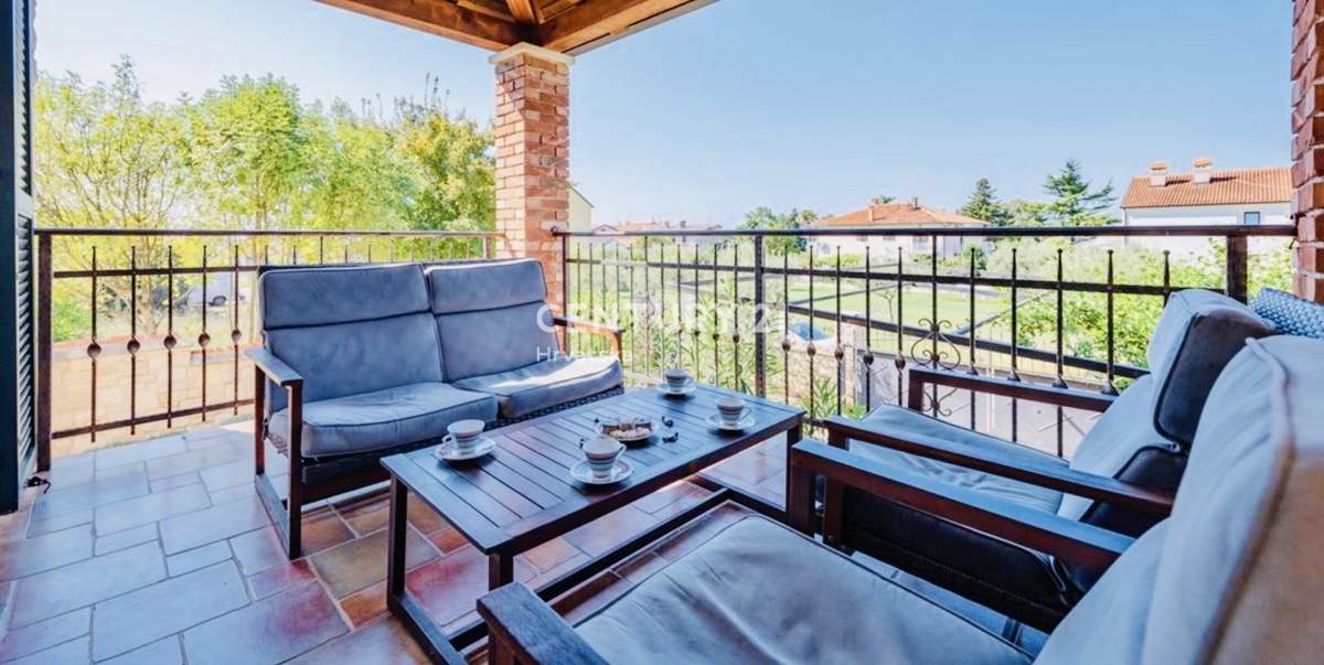 UMAG, OKOLICA, DVOJNA HIŠA SAMO 150 METROV OD PLAŽE IN MORJA