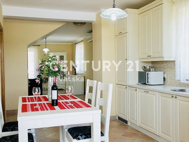 UMAG, OKOLICA, DVOJNA HIŠA SAMO 150 METROV OD PLAŽE IN MORJA