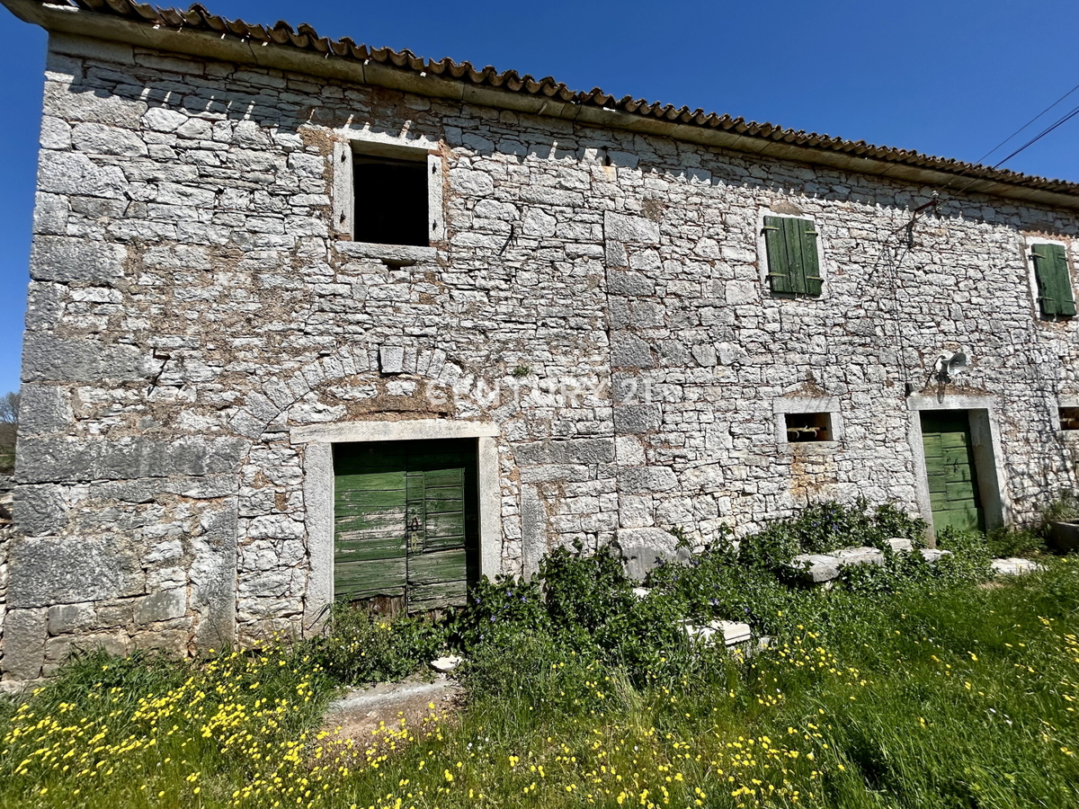 POREČ, OKOLICA, AVTOHTONA SAMOSTOJEČA ISTRSKA HIŠA Z VELIKIM DVORIŠČEM
