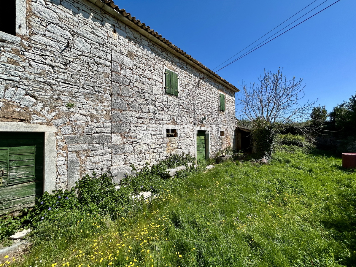 POREČ, OKOLICA, AVTOHTONA SAMOSTOJEČA ISTRSKA HIŠA Z VELIKIM DVORIŠČEM