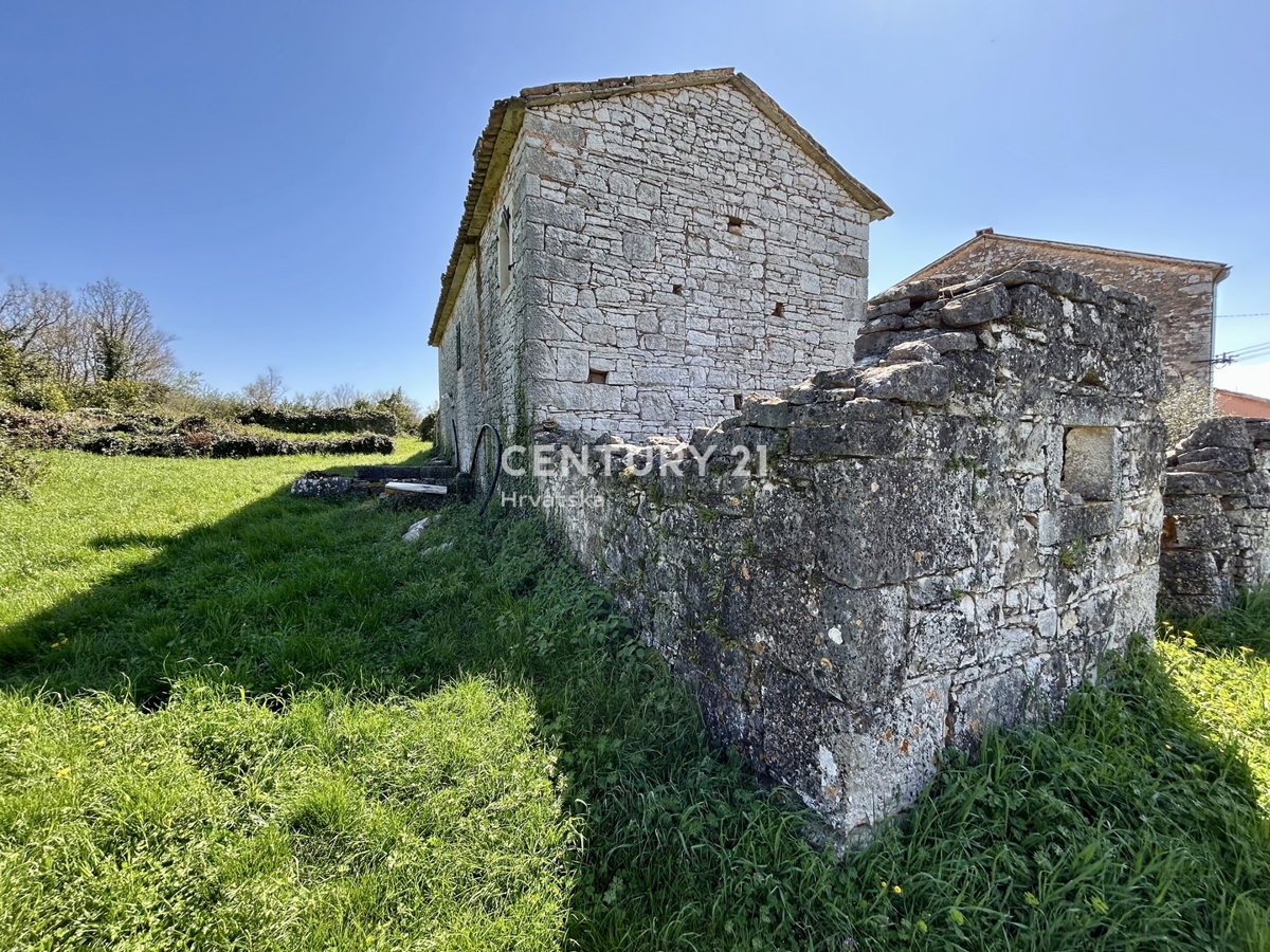 POREČ, OKOLICA, AVTOHTONA SAMOSTOJEČA ISTRSKA HIŠA Z VELIKIM DVORIŠČEM