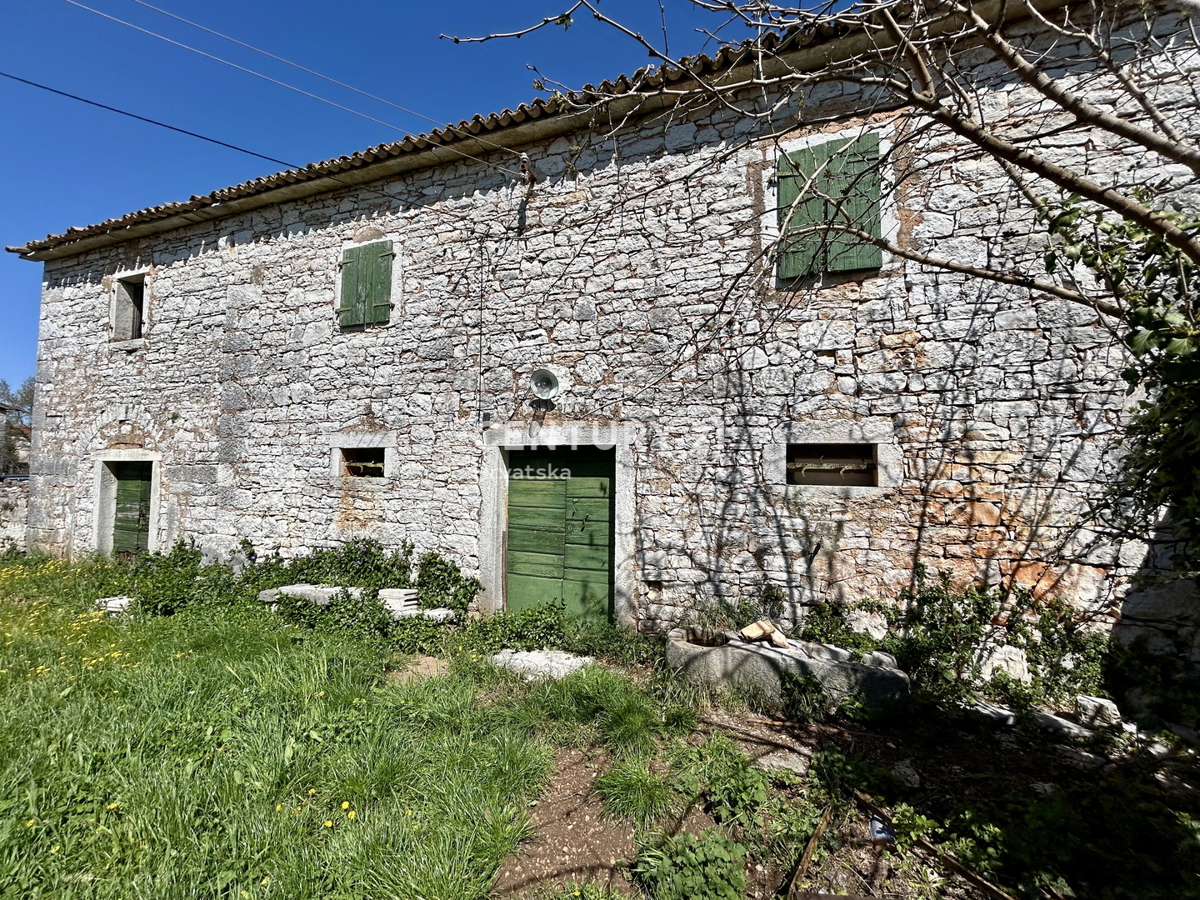 POREČ, OKOLICA, AVTOHTONA SAMOSTOJEČA ISTRSKA HIŠA Z VELIKIM DVORIŠČEM