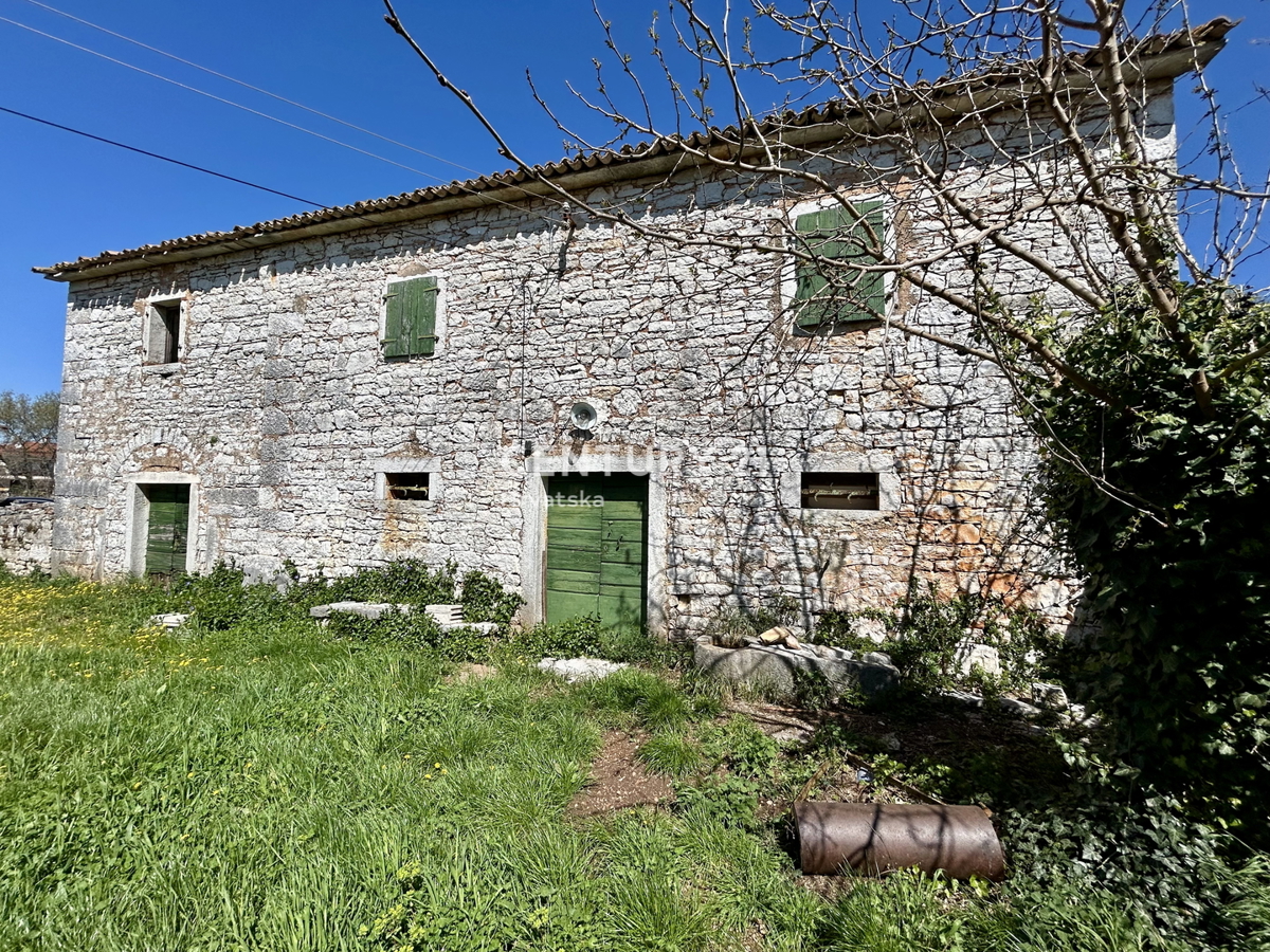 POREČ, OKOLICA, AVTOHTONA SAMOSTOJEČA ISTRSKA HIŠA Z VELIKIM DVORIŠČEM