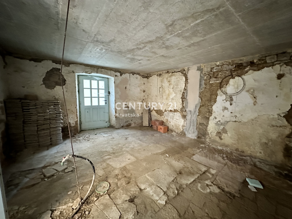 OPRTALJ, delno obnovljena kamnita hiša na štirih nadstropjih v središču starega mesta