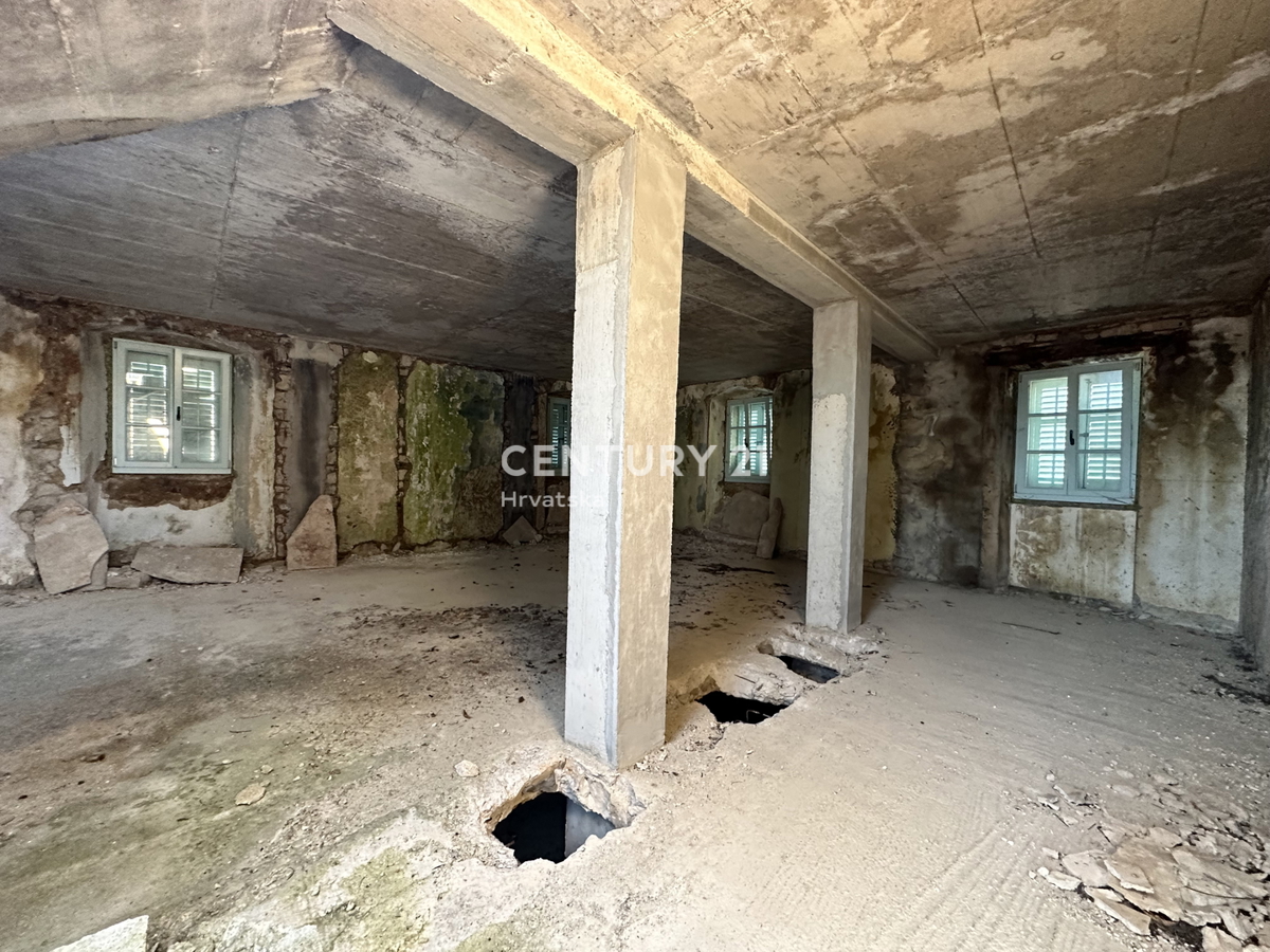 OPRTALJ, delno obnovljena kamnita hiša na štirih nadstropjih v središču starega mesta