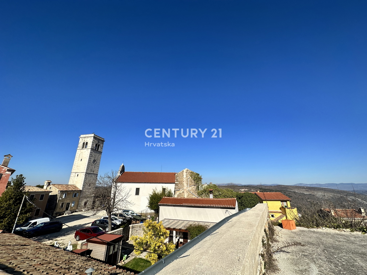 OPRTALJ, delno obnovljena kamnita hiša na štirih nadstropjih v središču starega mesta