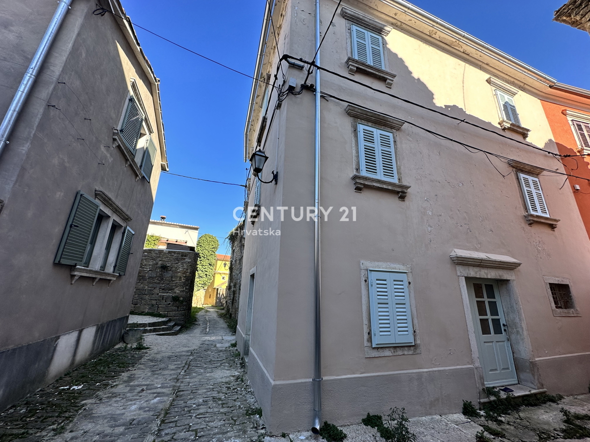OPRTALJ, delno obnovljena kamnita hiša na štirih nadstropjih v središču starega mesta