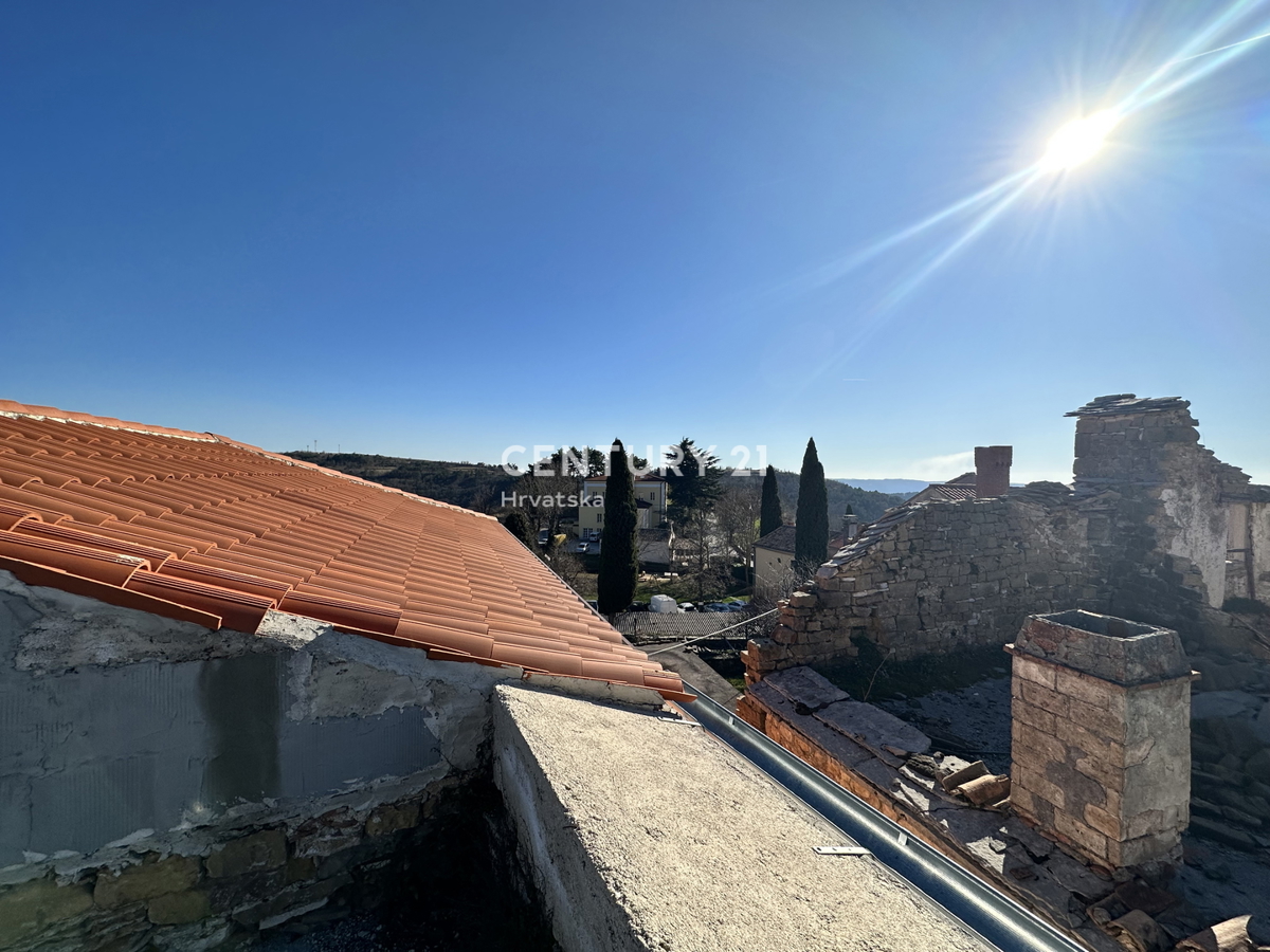 OPRTALJ, delno obnovljena kamnita hiša na štirih nadstropjih v središču starega mesta