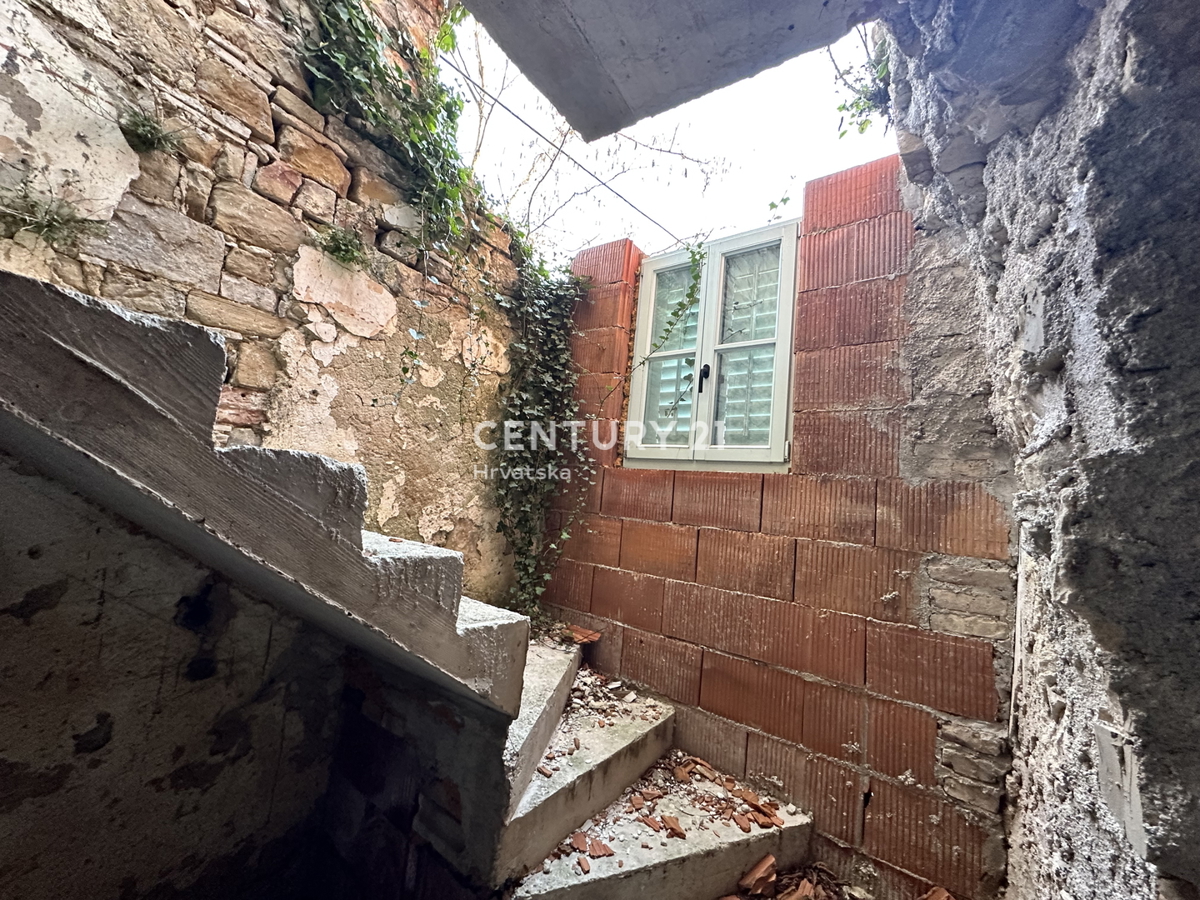 OPRTALJ, delno obnovljena kamnita hiša na štirih nadstropjih v središču starega mesta