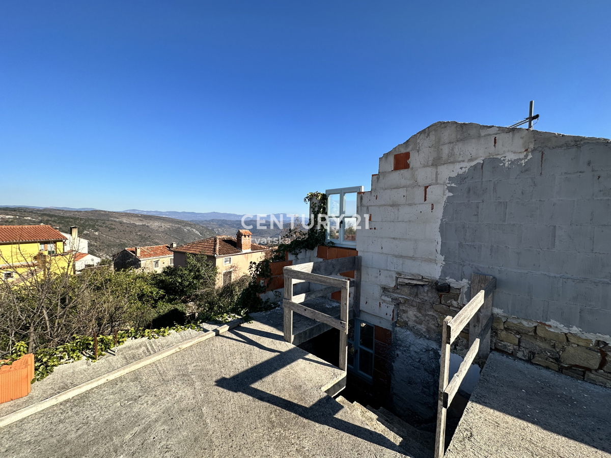 OPRTALJ, delno obnovljena kamnita hiša na štirih nadstropjih v središču starega mesta