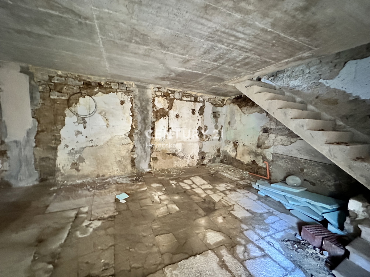 OPRTALJ, delno obnovljena kamnita hiša na štirih nadstropjih v središču starega mesta