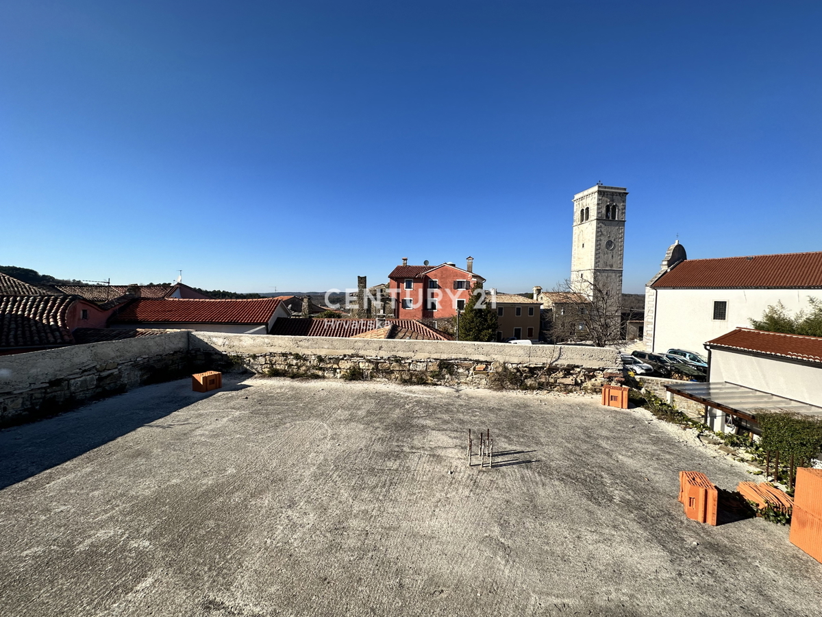 OPRTALJ, delno obnovljena kamnita hiša na štirih nadstropjih v središču starega mesta